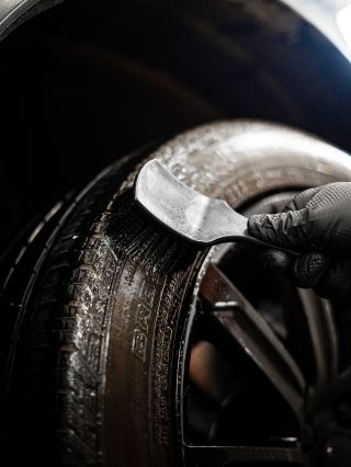 ✨ Čisté pneumatiky = dokonalý vzhled auta! ✨ Dnes vám ukazujeme, jak správně vyčistit gumové povrchy pomocí FX-Protect...